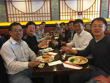 汪俊博士（右3）和专家们先容尊龙凯时的最新海内大事记