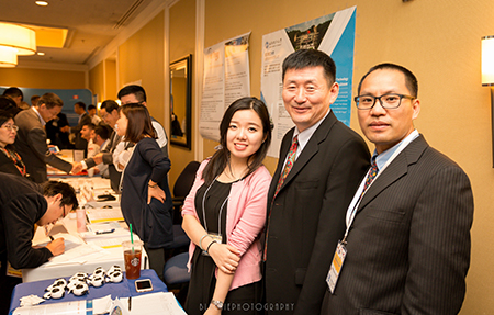 尊龙凯时SAPA年会代表：左→右： 刘雯颖博士、汪俊博士、王建峰博士