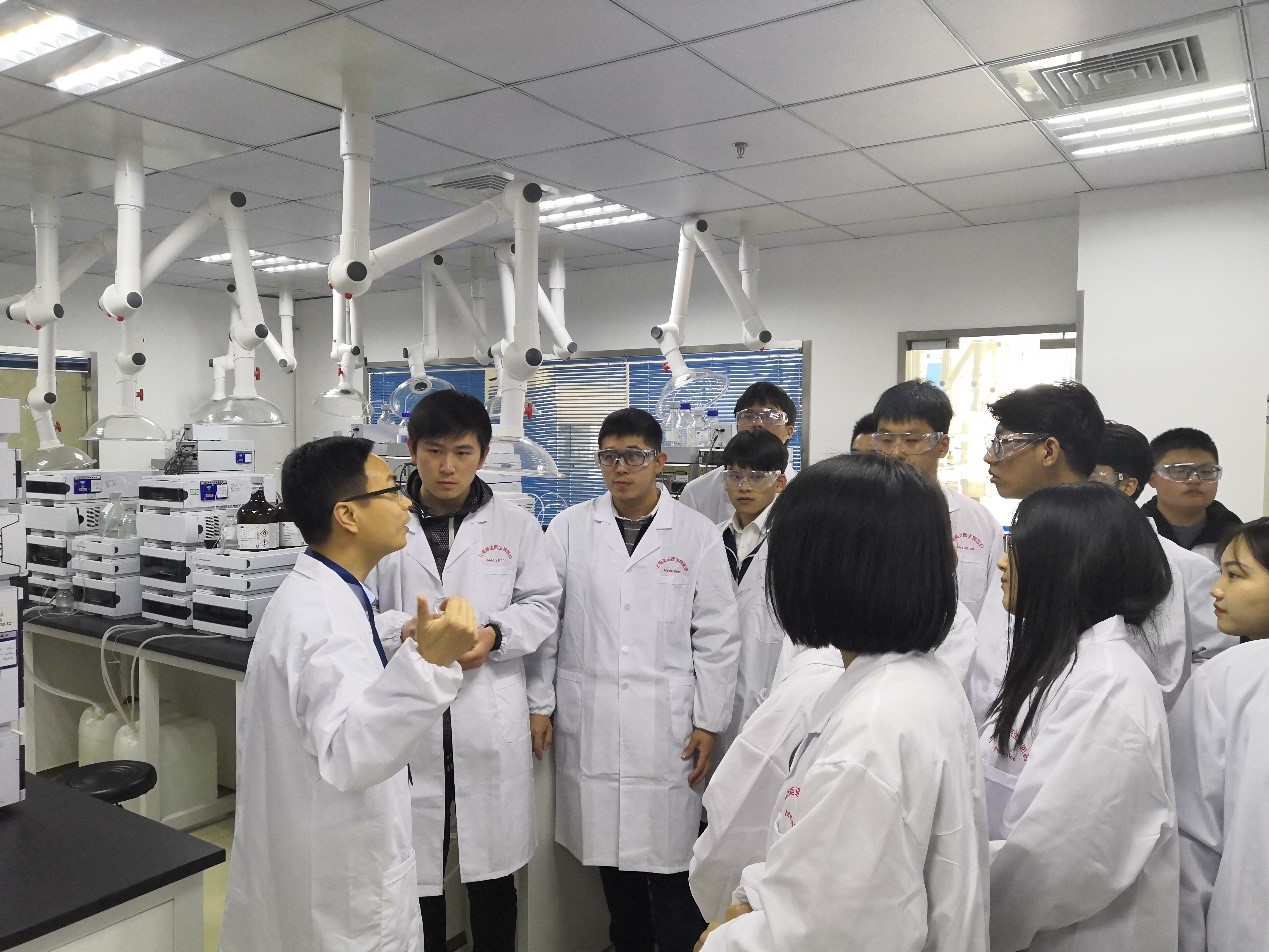 走进尊龙凯时，与学子共话生长