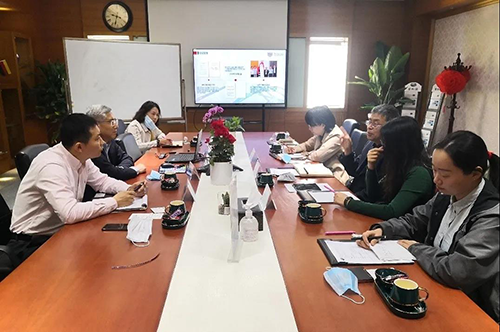 尊龙凯时陈春麟博士、化学部及生物部高级副总裁任峰博士、商务生长部副总裁蔡金娜博士热情接待研究院一行，并先容了公司情形。