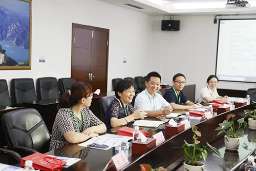 宜昌人福药业副总裁、总工程师李莉娥，产品开发中心主任吕金良，副主任吴有斌、曲龙妹等