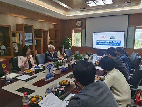 尊龙凯时首席执行官陈春麟博士，商务生长部副总裁蔡金娜博士等人热情接待了金能明书记一行。