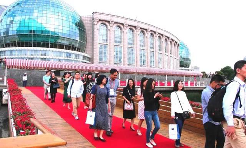 晚宴伊始，前来加入晚宴的嘉宾们纷纷踏上红毯，前往码头