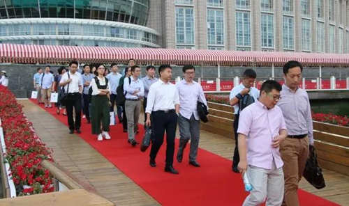 晚宴伊始，前来加入晚宴的嘉宾们纷纷踏上红毯，前往码头