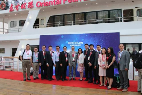 加入晚宴的嘉宾们在游船前留影