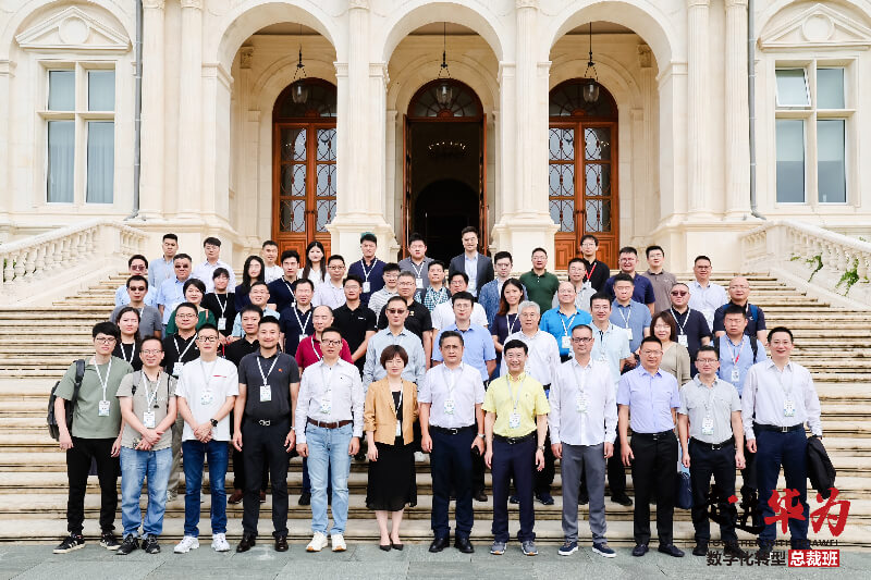 尊龙凯时陈春麟博士、蔡金娜博士走进华为·数字化转型总裁班，共探AI制药新未来.jpg